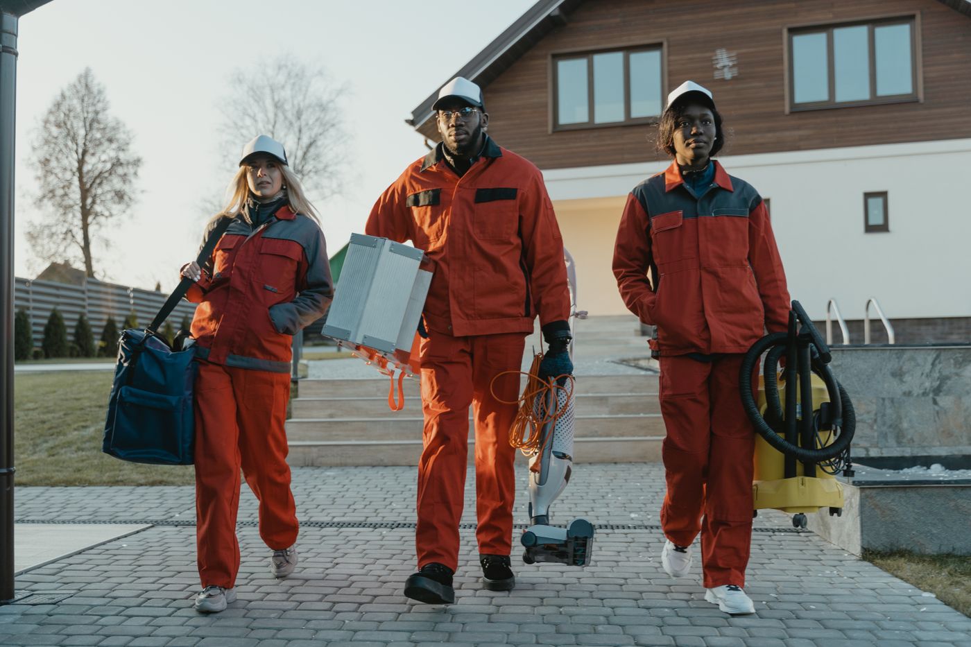 Equipo profesional de limpieza en uniforme con su equipo de trabajo