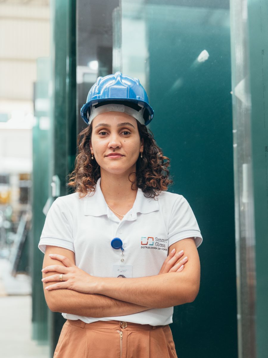 Trabajadora industrial con equipo de protección